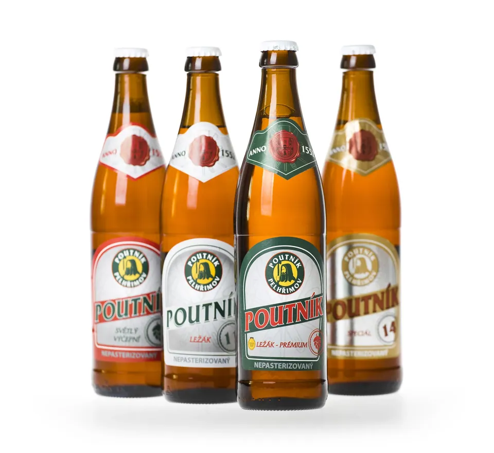 Čtyři lahve Poutník – světlý výčepní, ležák 11, ležák Premium a speciál 14 – s etiketami s hesly Nepasterizovaný a Anno 1552