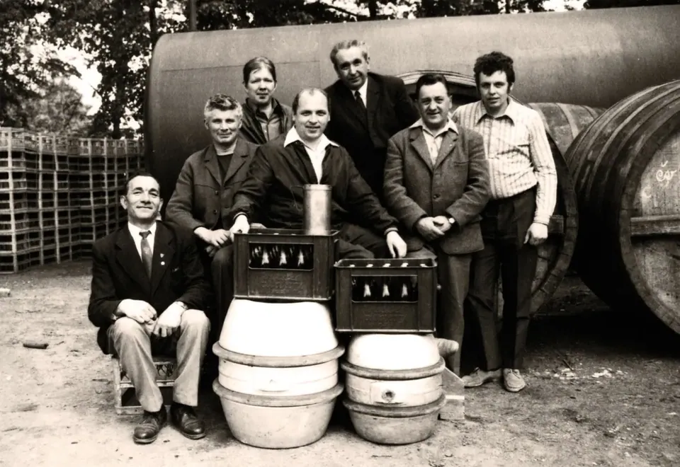 Dobová fotografie skupiny zaměstnanců
